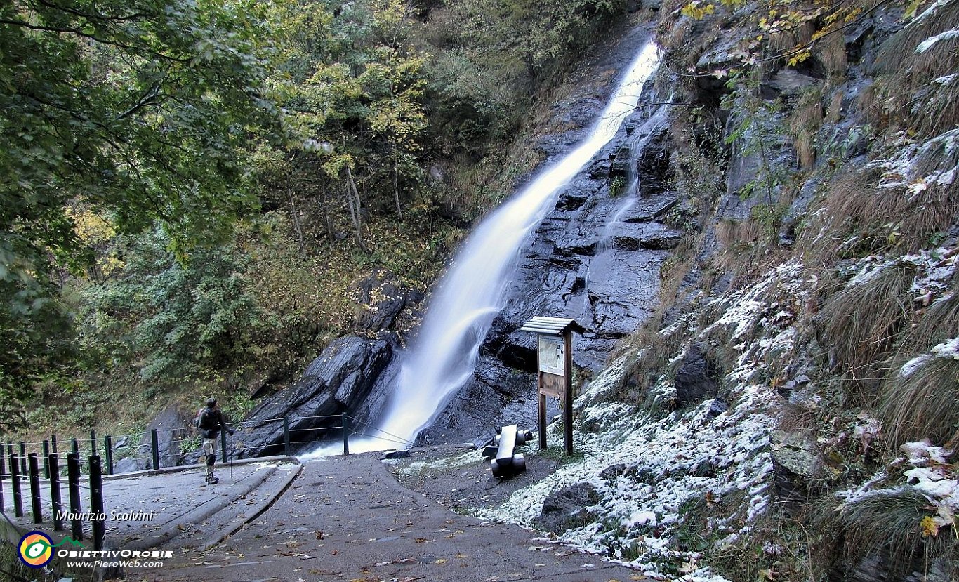 04 Cascata della Valle Sambuzza. Cominciano le prime macchie di neve....JPG